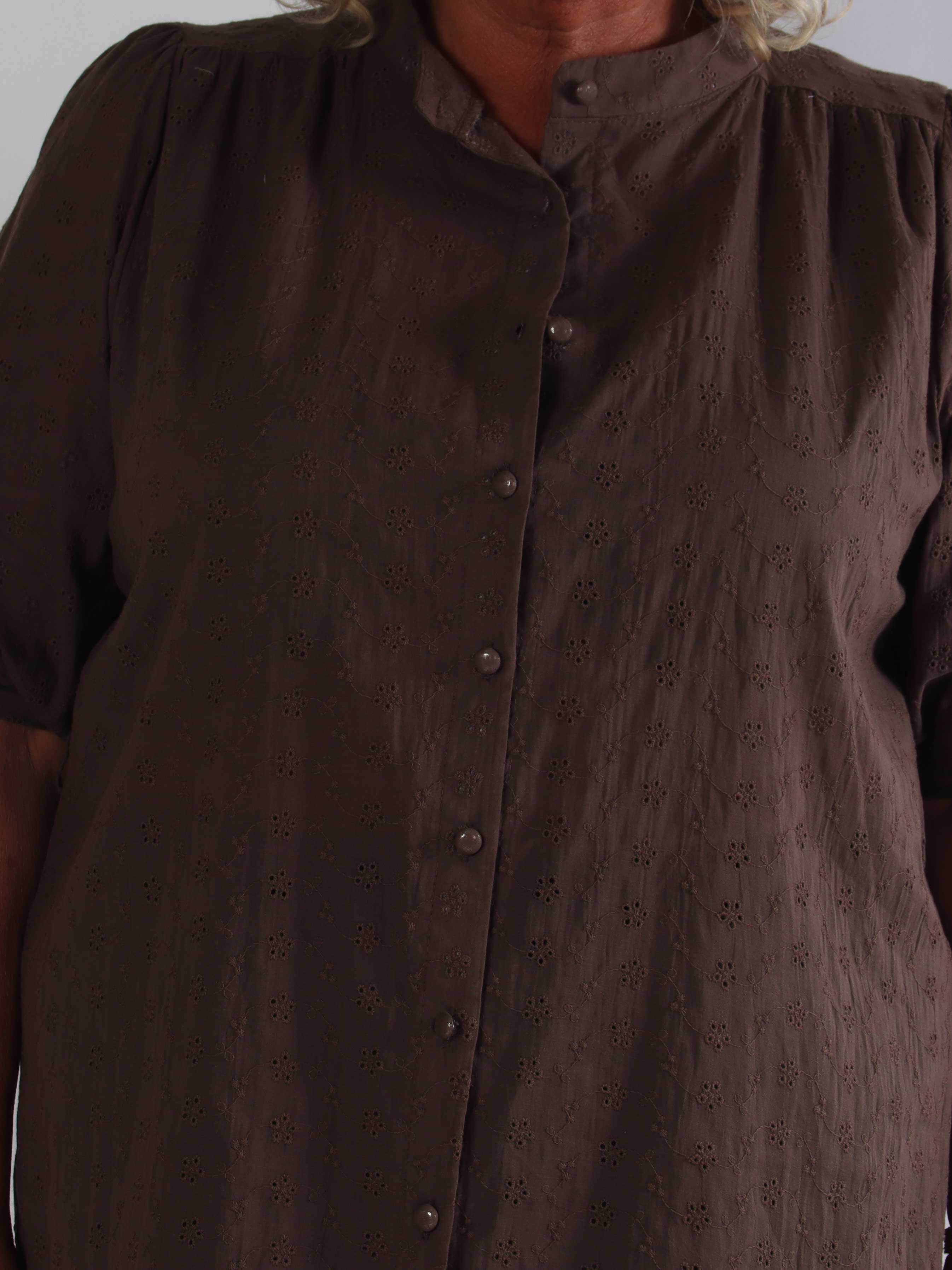 Soffie - Plus size tunikakjole i viskose med smukke broderie anglaise-detaljer